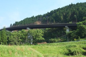通行止めの橋と崩れた山［俵山・県道28号線］
