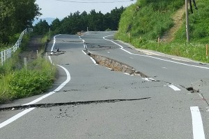 熊本地震で損壊した路面【県道28号線・俵山萌の里付近】