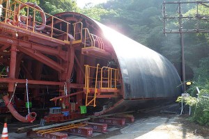 俵山トンネル復旧工事（トンネル移動型枠組み組立中）