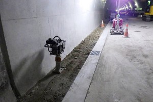 俵山トンネル復旧工事（側溝の復旧作業）
