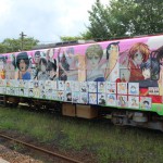 新列車はピンク色ベース［マンガよせがきトレイン（ピンク）・南阿蘇鉄道］