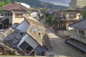 熊本地震 益城町 被害状況写真 ［サンジ銅像 熊本復興プロジェクト］